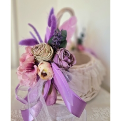 Koszyk wielkanocny na święconkę udekorowany kwiatami Lawendowy Koszyczek